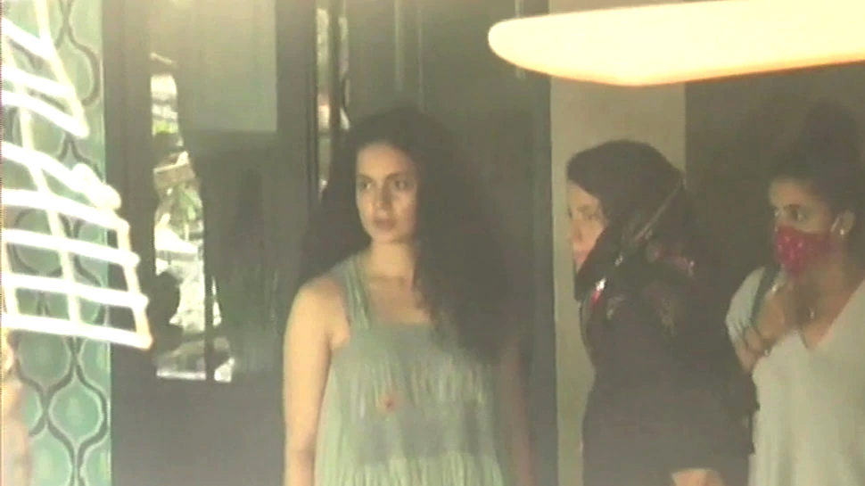 तोड़फोड़ के बाद पहली बार दफ्तर पहुंची कंगना रनौत, मलबा देखकर हुई मायूस तोड़फोड़ के बाद पहली बार दफ्तर पहुंची कंगना रनौत, मलबा देखकर हुई मायूस