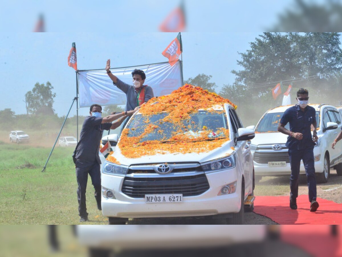 ज्योतिरादित्य सिंधिया प्रचार करते हुए