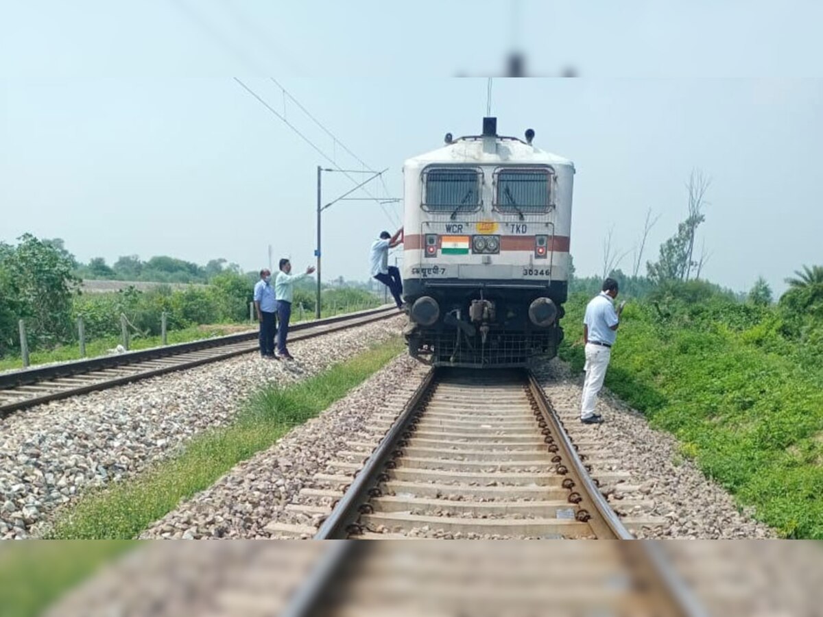 रेलवे की बड़ी लापरवाही! टूटे हुए ट्रैक पर अचानक आई ट्रेन, जानें आगे क्या हुआ