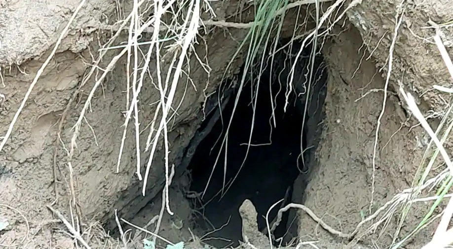 खुफिया सुरंगों के ज़रिए हिंदुस्तान में दहशतगर्दी के बीज बो रहा है पाकिस्तान खुफिया सुरंगों के ज़रिए हिंदुस्तान में दहशतगर्दी के बीज बो रहा है पाकिस्तान