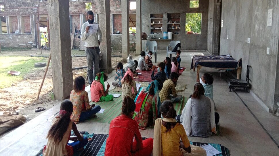 वर्तमान दौर में क्षेत्र में शिक्षा की गूंज विलुप्त होती नजर आ रही है. see beautiful pics of tribal children education in udaipur by anant during lockdown