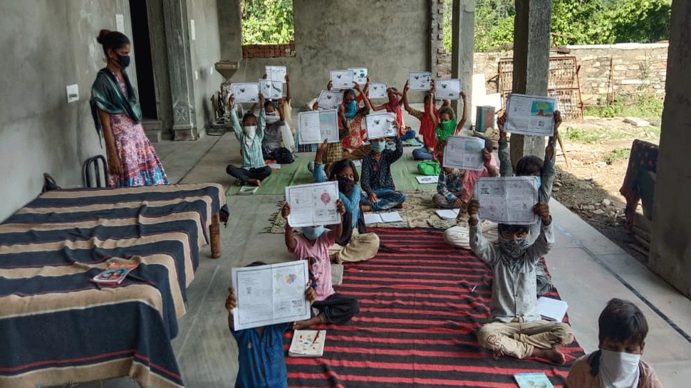 गरीब बच्चों को शिक्षा से जोड़े रखने के लिए अनंत व्यास नाम का एक युवक आगे आया. see beautiful pics of tribal children education in udaipur by anant during lockdown