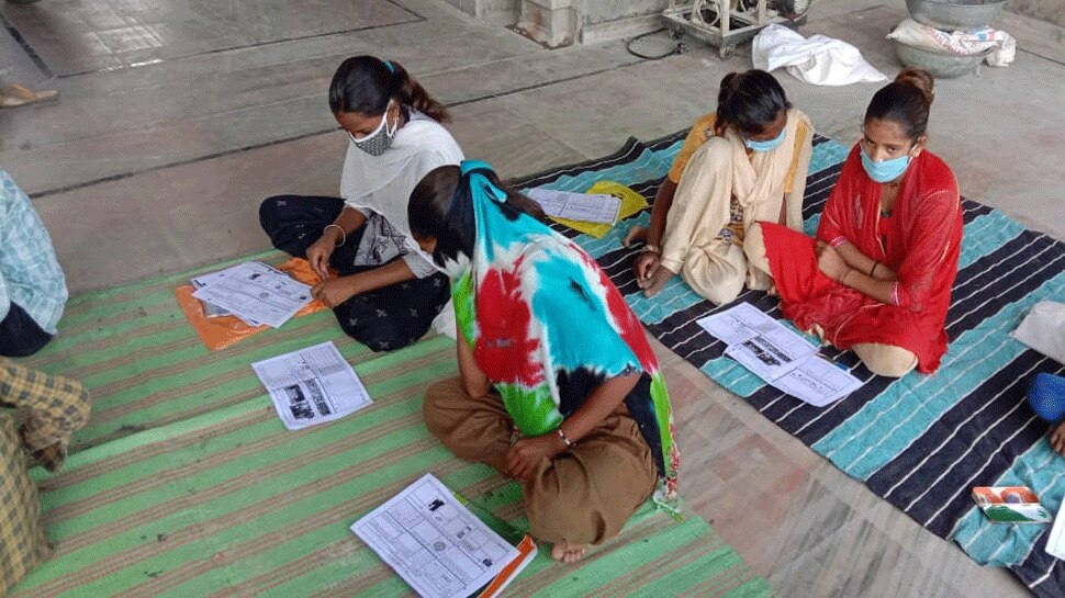 अनंत के इस प्रयास से आस पास के गांव के बच्चे भी शिक्षा से जुड़े हैं. see beautiful pics of tribal children education in udaipur by anant during lockdown