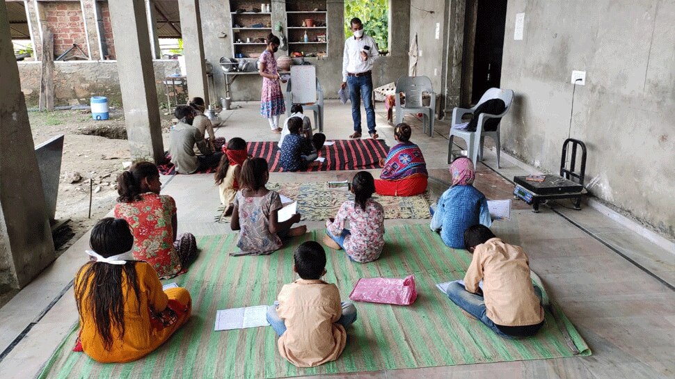 बच्चों को शिक्षा से जोड़े रखने का आइडिया अनंत को कोरोना संक्रमण रोकने के लिए लागू हुए लॉकडाउन के दौरान आया. see beautiful pics of tribal children education in udaipur by anant during lockdown