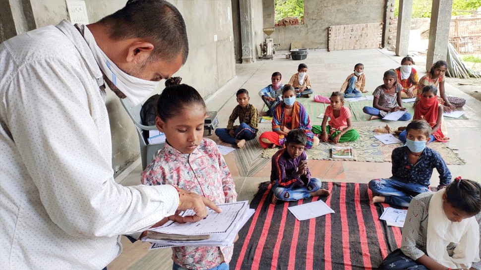 अनंत ने खेल-खेल में बच्चों को पढ़ाना शुरू किया. see beautiful pics of tribal children education in udaipur by anant during lockdown