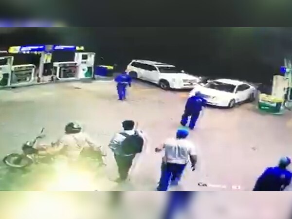 पाकिस्तान: MPA के शौहर ने दिनदहाड़े की जज की पिटाई, Video देखिए