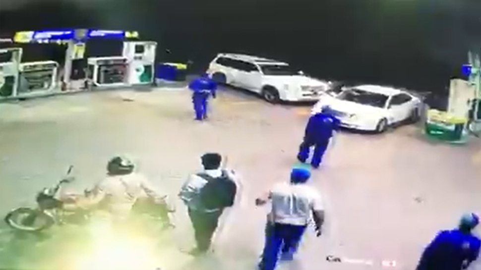 पाकिस्तान: MPA के शौहर ने दिनदहाड़े की जज की पिटाई, Video देखिए पाकिस्तान: MPA के शौहर ने दिनदहाड़े की जज की पिटाई, Video देखिए