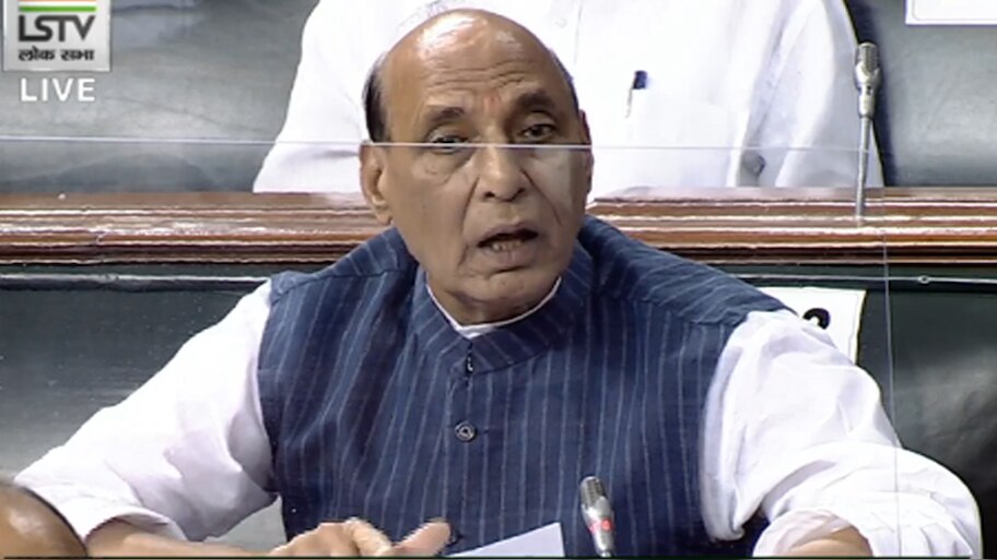 चीन ने बॉर्डर पर बढ़ाए फौजी और गोलाबारूद, हमारी फौज भी है तैयार: राजनाथ सिंह