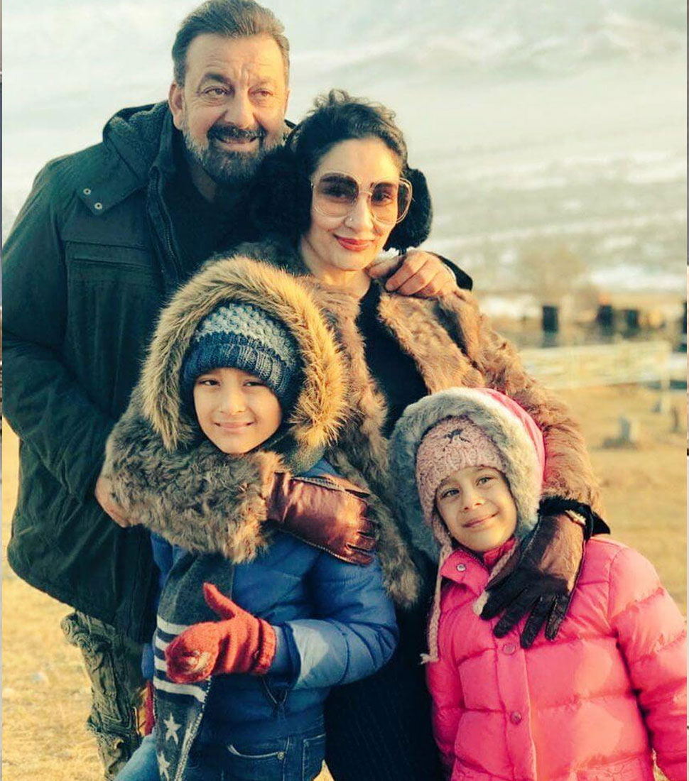 sanjay dutt leaves mumbai With Manyata flies to dubai