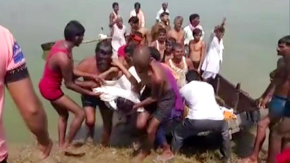 कोटा नाव हादसा: अब तक 12 लाशों का निकाला बाहर, 10 से 15 लोग अभी भी लापता कोटा नाव हादसा: अब तक 12 लाशों का निकाला बाहर, 10 से 15 लोग अभी भी लापता