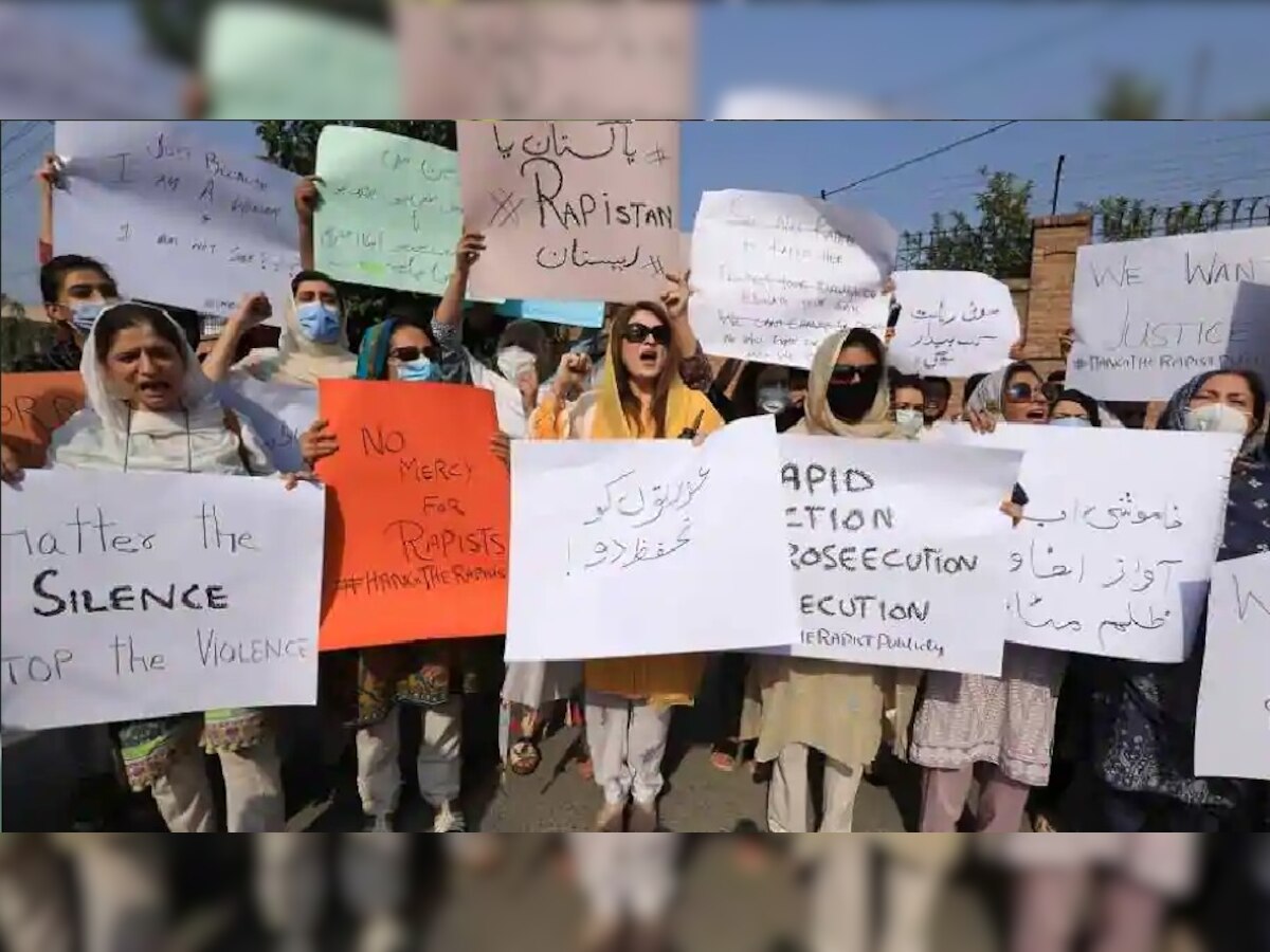 पाकिस्‍तान में सामूहिक दुष्‍कर्म के खिलाफ प्रदर्शन करतीं महिलाएं (रायटर्स)
