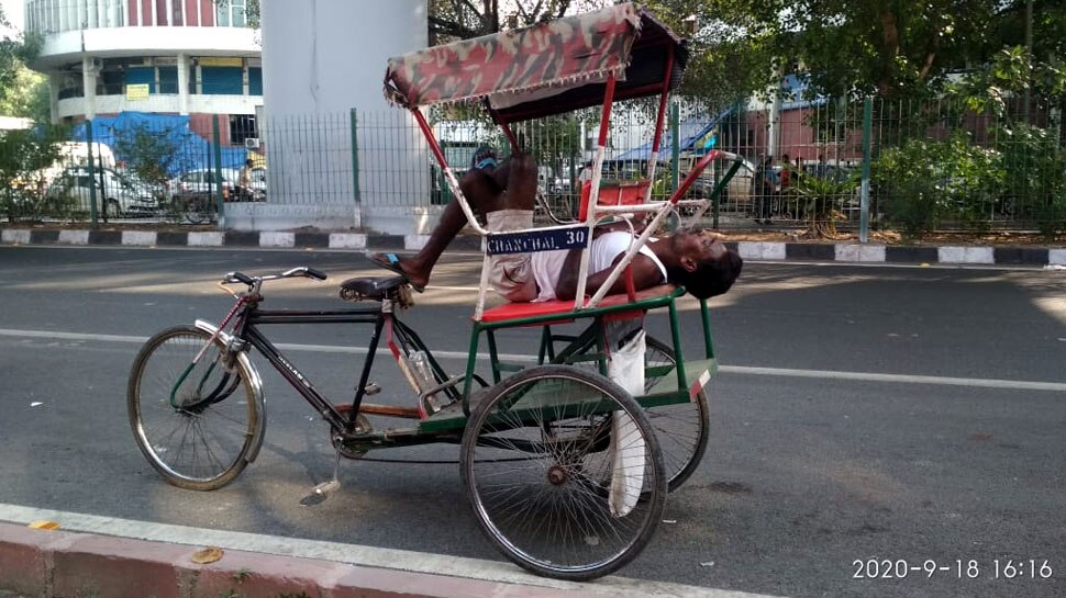 बिस्तर नहीं है तो क्या, नींद तो है