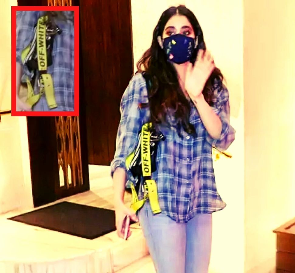 Off-White लेबल का बैग था हाथ में Off-White colour bag