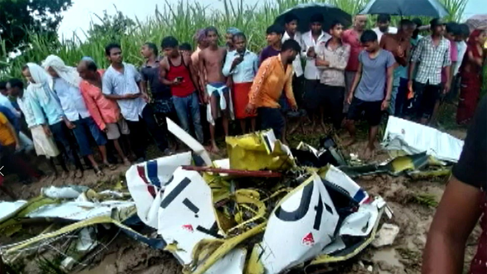 आज़मगढ़ में हेलीकॉप्टर क्रैश, मलबे से 2KM दूर मिली पायलट की लाश आज़मगढ़ में हेलीकॉप्टर क्रैश, मलबे से 2KM दूर मिली पायलट की लाश
