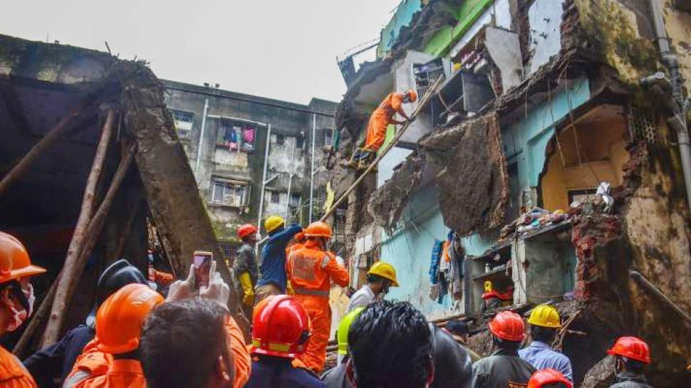 भिवंडी: इमारत हादसे में अब तक 15 बच्चों समेत 33 लोगों की हुई मौत, 2 अफसर मुअत्तल भिवंडी: इमारत हादसे में अब तक 15 बच्चों समेत 33 लोगों की हुई मौत, 2 अफसर मुअत्तल