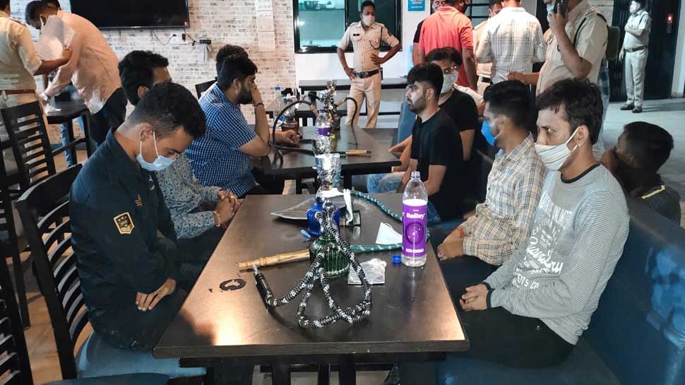 लॉकडाउन में खुला था कैफेः कोरोना के खतरे को `धुंए` में उड़ाते हुए पकड़े गए...