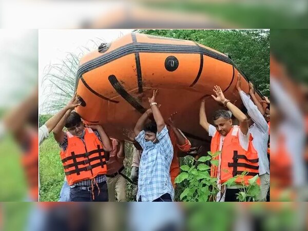 सर्वे करने गए DM की फंसी नाव, सर पर रखकर निकालनी पड़ी बाहर