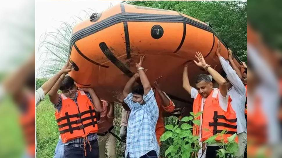 सर्वे करने गए DM की फंसी नाव, सर पर रखकर निकालनी पड़ी बाहर सर्वे करने गए DM की फंसी नाव, सर पर रखकर निकालनी पड़ी बाहर