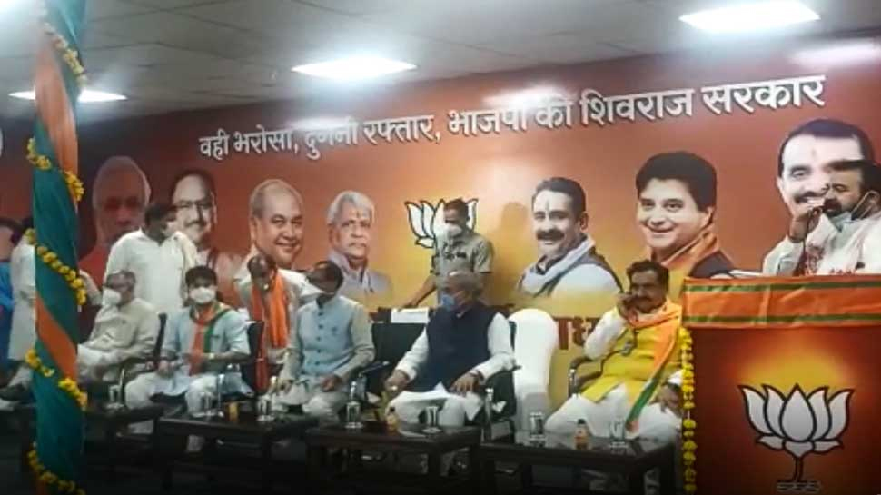 माफी मांगने के बाद भी बिना मास्क के नज़र आए BJP के मिनिस्टर नरोत्तम मिश्रा माफी मांगने के बाद भी बिना मास्क के नज़र आए BJP के मिनिस्टर नरोत्तम मिश्रा