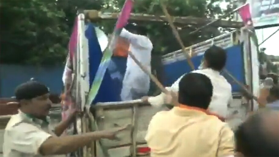 बिहार: चुनावों से पहले BJP और JAP वर्कर्स में भिड़ंत, जमकर बरसे लाठी डंडे