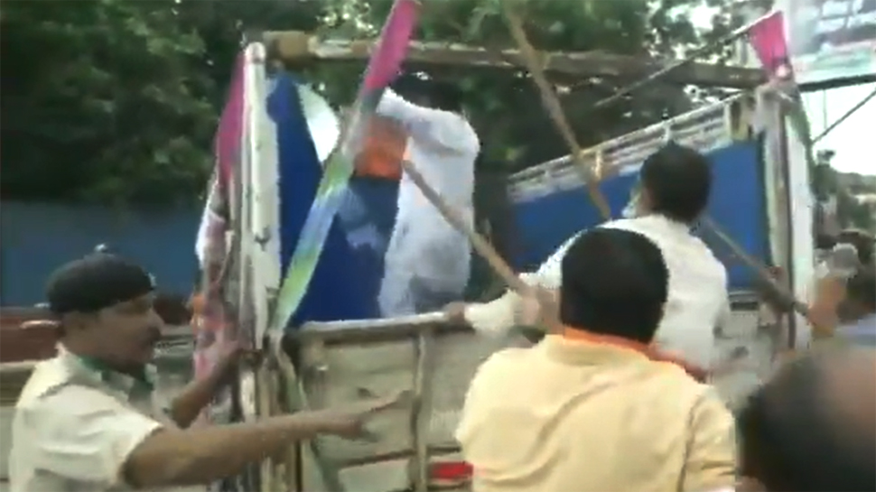 बिहार: चुनावों से पहले BJP और JAP वर्कर्स में भिड़ंत, जमकर बरसे लाठी डंडे बिहार: चुनावों से पहले BJP और JAP वर्कर्स में भिड़ंत, जमकर बरसे लाठी डंडे