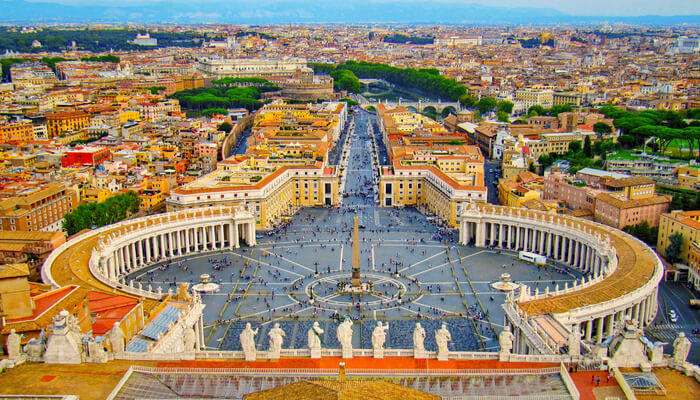 वैटिकन के प्रमुख कार्डिनल ने घोटाले में नाम आने के बाद पद से इस्तीफा दिया