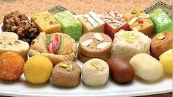 त्योहारों से पहले FSSAI का बड़ा फैसला, दुकानदार को बतानी होगी मिठाई की एक्सपायरी डेट