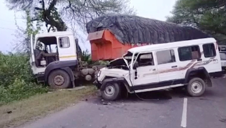 MP: मज़दूरों से भरी तूफान गाड़ी ट्राले से टकराई, 4 लोगों की हुई मौत, 8 ज़ख्मी MP: मज़दूरों से भरी तूफान गाड़ी ट्राले से टकराई, 4 लोगों की हुई मौत, 8 ज़ख्मी