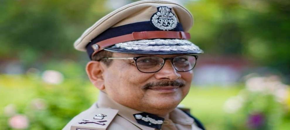 Bihar Election 2020: ଆଜି ଜେଡ଼ିୟୁରେ ସାମିଲ ହେବେ ବିହାରର ପୂର୍ବତନ ଡିଜିପି !, ପହଞ୍ଚିଲେ ଦଳୀୟ କାର୍ଯ୍ୟାଳୟରେ... Bihar Election 2020: ଆଜି ଜେଡ଼ିୟୁରେ ସାମିଲ ହେବେ ବିହାରର ପୂର୍ବତନ ଡିଜିପି !, ପହଞ୍ଚିଲେ ଦଳୀୟ କାର୍ଯ୍ୟାଳୟରେ...