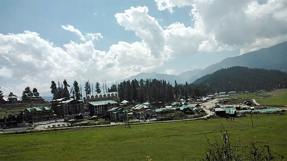 कोरोना के बाद सय्याहों की चहलकदमी से गुलज़ार हुआ गुलमर्ग