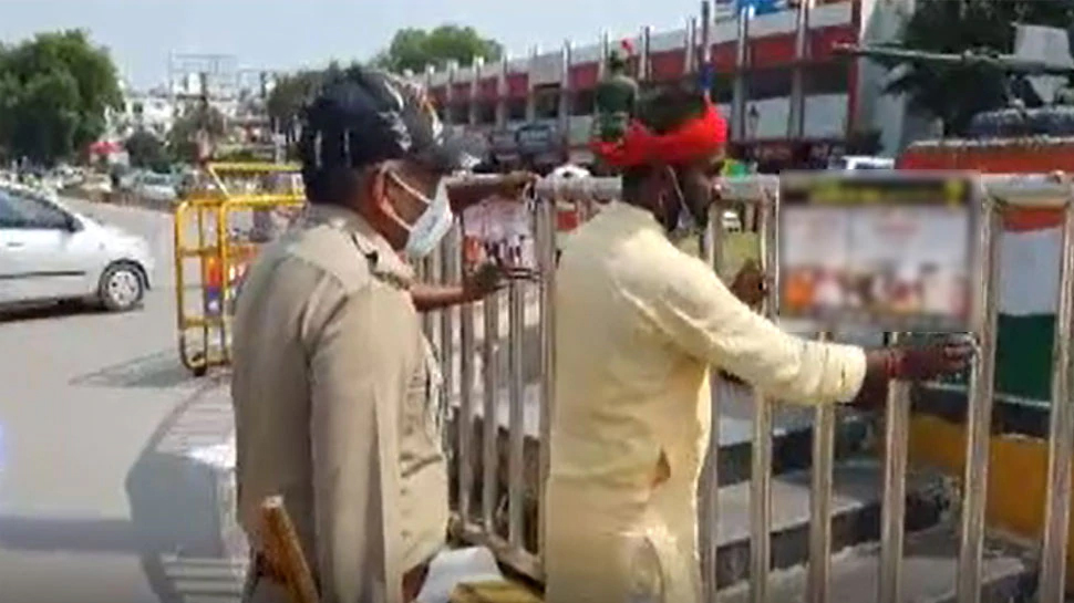 ऑपरेशन दुराचारी के तहत सपा नेताओं ने BJP लीडर के ही चिपका दिए पोस्टर ऑपरेशन दुराचारी के तहत सपा नेताओं ने BJP लीडर के ही चिपका दिए पोस्टर