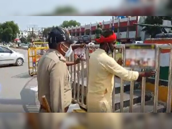 ऑपरेशन दुराचारी के तहत सपा नेताओं ने BJP लीडर के ही चिपका दिए पोस्टर