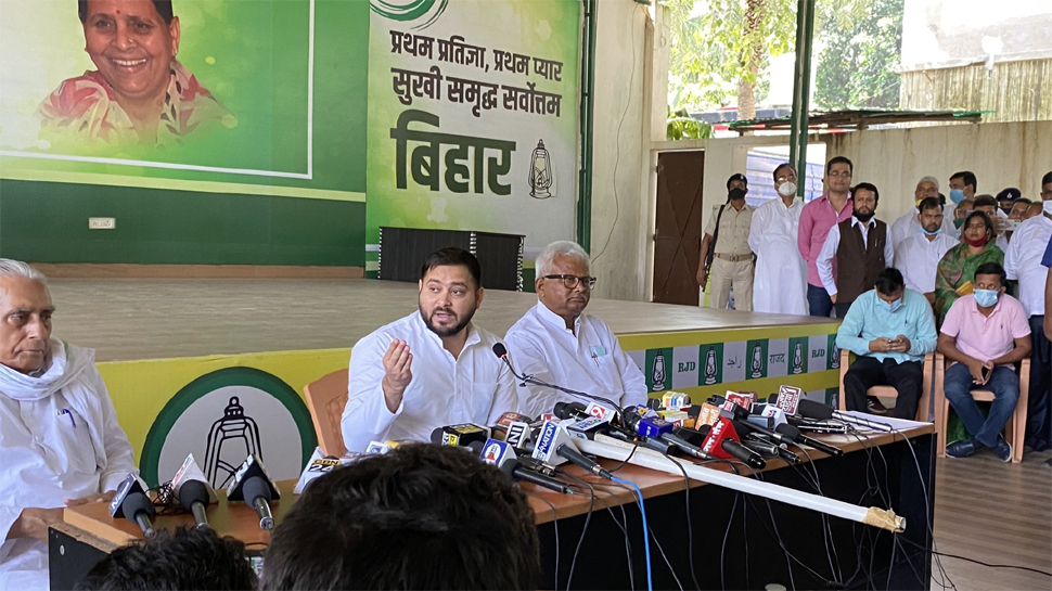 बिहार RJD की हुकूमत आई तो 10 लाख लोगों को देंगे रोज़गार: तेजस्वी यादव बिहार RJD की हुकूमत आई तो 10 लाख लोगों को देंगे रोज़गार: तेजस्वी यादव