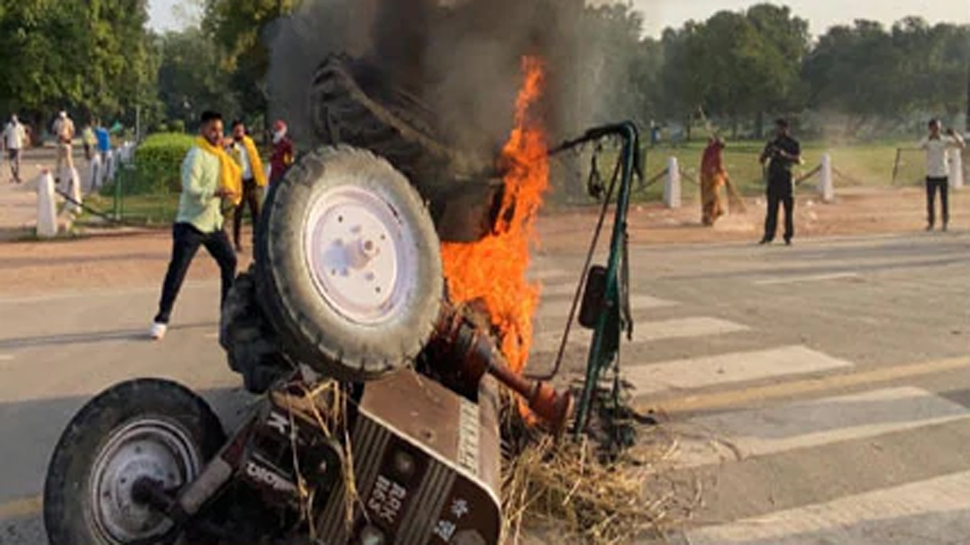किसानों की मुखालिफत ज़ोरों पर, इंडिया गेट के नज़दीक ट्रैक्टर को लगाई आग किसानों की मुखालिफत ज़ोरों पर, इंडिया गेट के नज़दीक ट्रैक्टर को लगाई आग