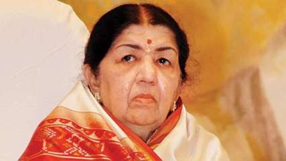 Birthday Special: जब फिल्म में किरदार के लिए लता मंगेशकर को कटवानी पड़ी Eyebrow