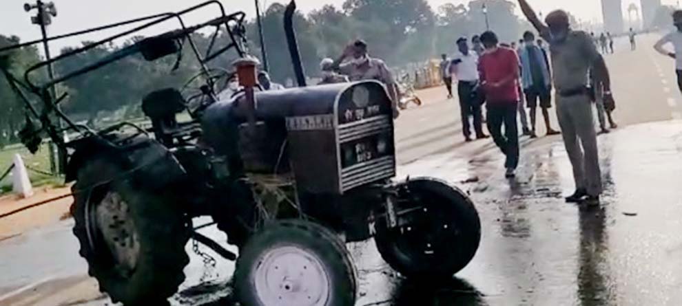 ଇଣ୍ଡିଆ ଗେଟରେ ଟ୍ରାକ୍ଟର ଜାଳିଦେଲେ ଇଣ୍ଡିଆ ଗେଟରେ ଟ୍ରାକ୍ଟର ଜାଳିଦେଲେ