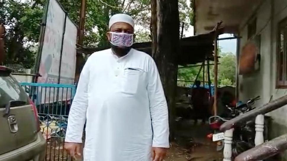 अपने खर्च पर सरकारी और गैर सरकारी दफ्तरों में सैनिटाइज़ेशन करा रहे हैं राजू मनी हुसैन अपने खर्च पर सरकारी और गैर सरकारी दफ्तरों में सैनिटाइज़ेशन करा रहे हैं राजू मनी हुसैन