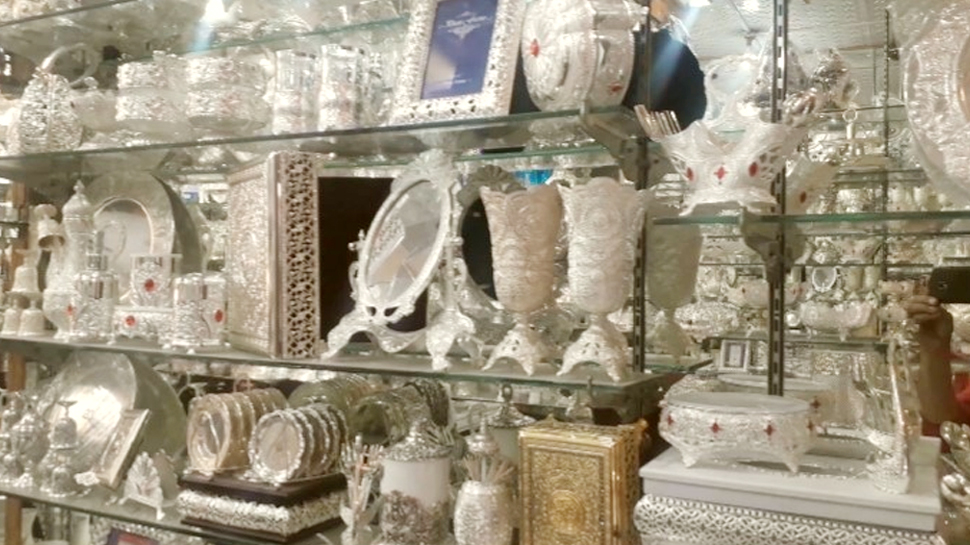 जम्मू-कश्मीर: चांदी से बनी चीजों की बढ़ रही डिमांड, बाहरी मुल्कों में भी की जाती है सप्लाई जम्मू-कश्मीर: चांदी से बनी चीजों की बढ़ रही डिमांड, बाहरी मुल्कों में भी की जाती है सप्लाई