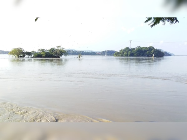 असम: सैलाब के चलते फिर बिगड़े हालात, लाखों लोग मुतास्सिर, ब्रह्मपुत्र का बढ़ा जलस्तर