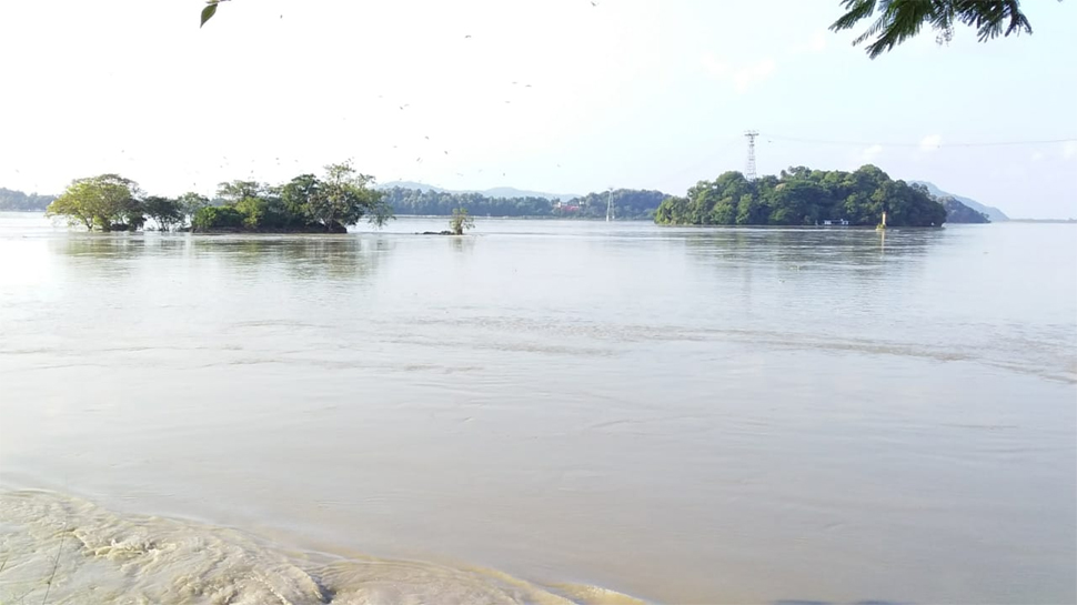 असम: सैलाब के चलते फिर बिगड़े हालात, लाखों लोग मुतास्सिर, ब्रह्मपुत्र का बढ़ा जलस्तर असम: सैलाब के चलते फिर बिगड़े हालात, लाखों लोग मुतास्सिर, ब्रह्मपुत्र का बढ़ा जलस्तर