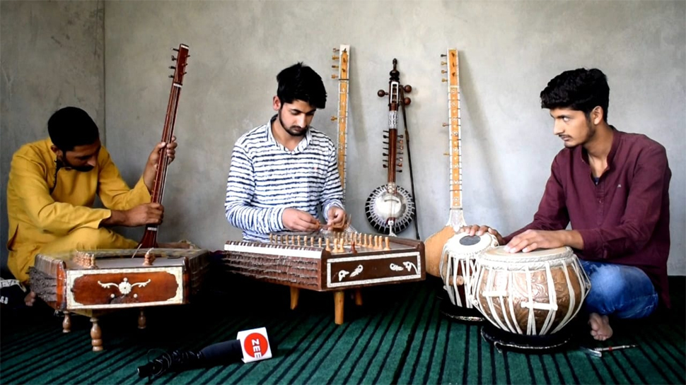 कश्मीर के रिवायती 'भांड पाथेर' के वजूद को बचाने की कोशिश कश्मीर के रिवायती 'भांड पाथेर' के वजूद को बचाने की कोशिश