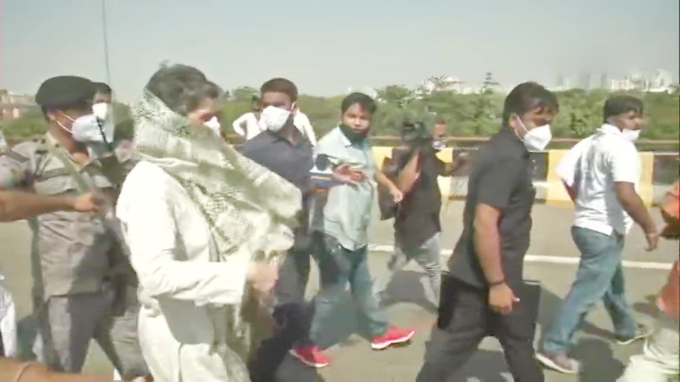 पुलिस ने राहुल-प्रियंका को यमुना एक्सप्रेसवे पर रोका, पैदल ही निकल पड़े हाथरस पुलिस ने राहुल-प्रियंका को यमुना एक्सप्रेसवे पर रोका, पैदल ही निकल पड़े हाथरस
