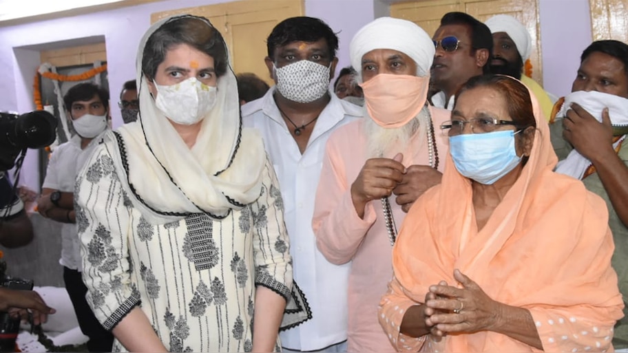 प्रियंका गांधी ने दिल्ली के वाल्मिकी मंदिर में हाथरस मुतास्सिरा के लिए मांगी दुआ