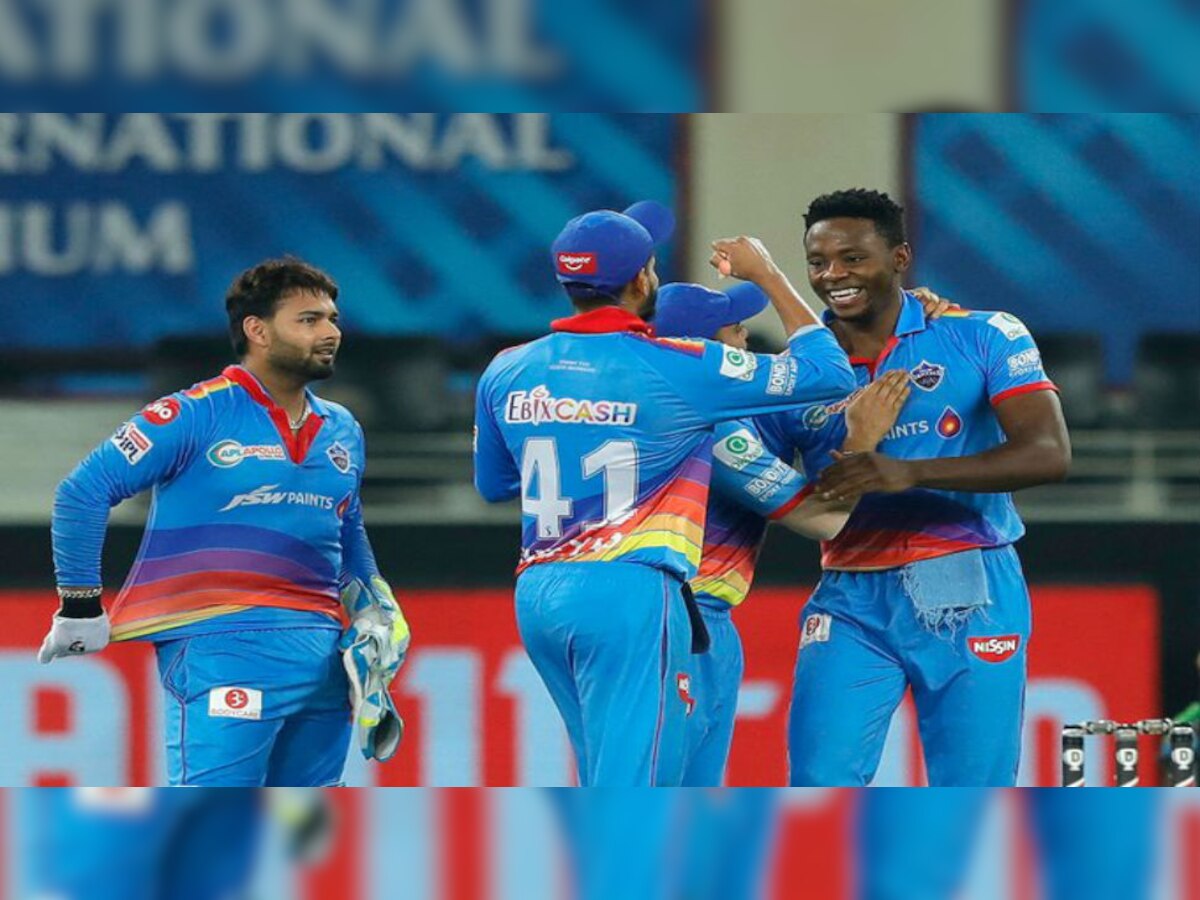 आरसीबी के खिलाफ विकेट लेने पर रबाडा को बधाई देते साथी. (फोटो- Twitter/@IPL)