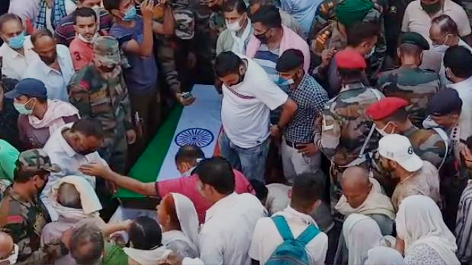 शहीद का जस्दे खाकी आबाई वतन पहुंचते ही 'भारत माता की जय' के लगने लगे नारे शहीद का जस्दे खाकी आबाई वतन पहुंचते ही 'भारत माता की जय' के लगने लगे नारे
