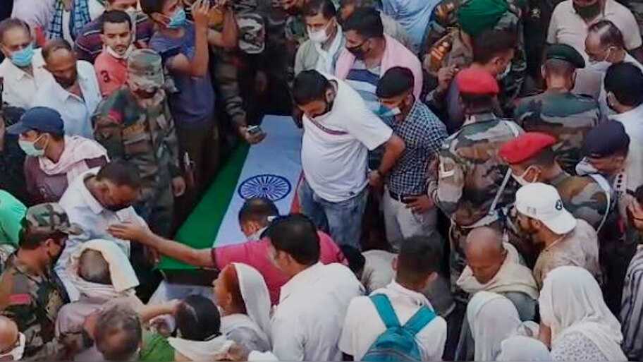 शहीद का जस्दे खाकी आबाई वतन पहुंचते ही 'भारत माता की जय' के लगने लगे नारे
