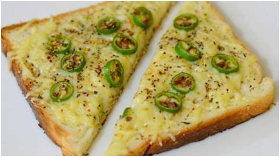 tasty chilli cheese toast recipe for snacks time | Snacks Time: सुबह का  नाश्ता हो या शाम की चाय, सिर्फ 5 मिनट में बनाइए चिली चीज टोस्ट | Hindi  News, फूड