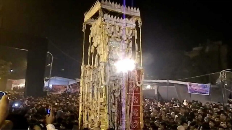 कोविड-19 की गाइडलाइन पर अमल करते हुए अक़ीदतमंद मना रहे हैं इमाम हुसैन का चेहल्लुम