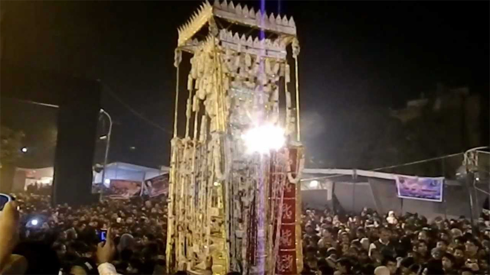 कोविड-19 की गाइडलाइन पर अमल करते हुए अक़ीदतमंद मना रहे हैं इमाम हुसैन का चेहल्लुम कोविड-19 की गाइडलाइन पर अमल करते हुए अक़ीदतमंद मना रहे हैं इमाम हुसैन का चेहल्लुम
