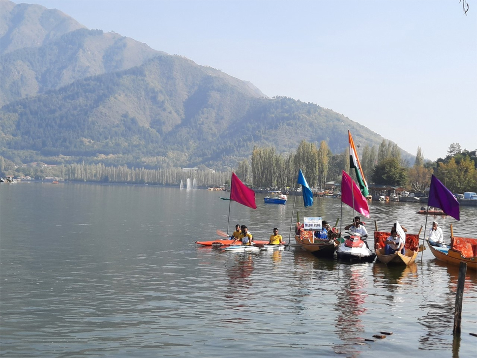जश्न-ए-डल का हुआ आगाज: शहीद पुलिस अहलकार अल्ताफ हुसैन को किया गया समर्पित जश्न-ए-डल का हुआ आगाज: शहीद पुलिस अहलकार अल्ताफ हुसैन को किया गया समर्पित